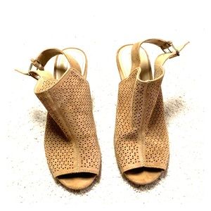 Tahari Tan detailed heel sandal
